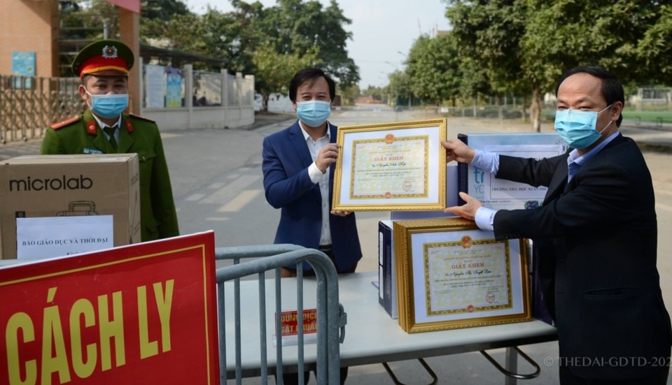 Covid-19:Hiệu trưởng và 5 cán bộ Trường tiểu học Xuân Phương nhận giấy khen - 1 Covid-19:Hiệu trưởng và 5 cán bộ Trường tiểu học Xuân Phương nhận giấy khen - 1