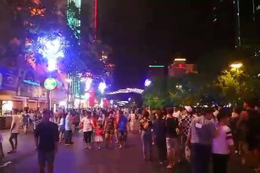 Người Sài Gòn chen chân đi ngắm pháo hoa mừng 30/4