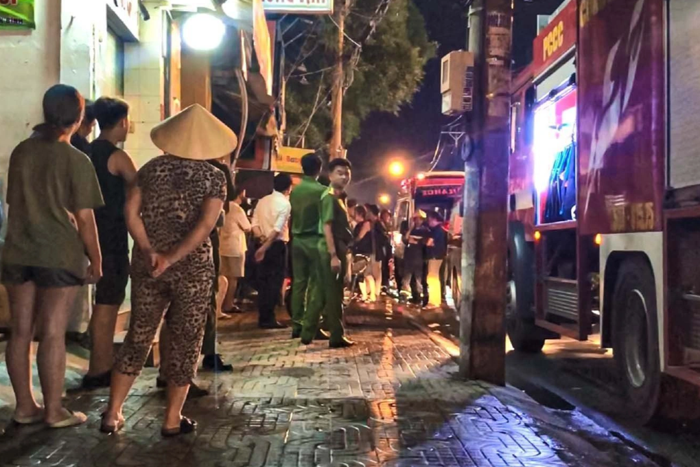 Hai người bị điện giật tử vong trên mái tôn tiệm sửa xe ở TPHCM - 1 Hai người bị điện giật tử vong trên mái tôn tiệm sửa xe ở TPHCM - 1