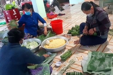 Chiều 30 Tết, công nhân Bình Dương đón Tết "xa để gần"