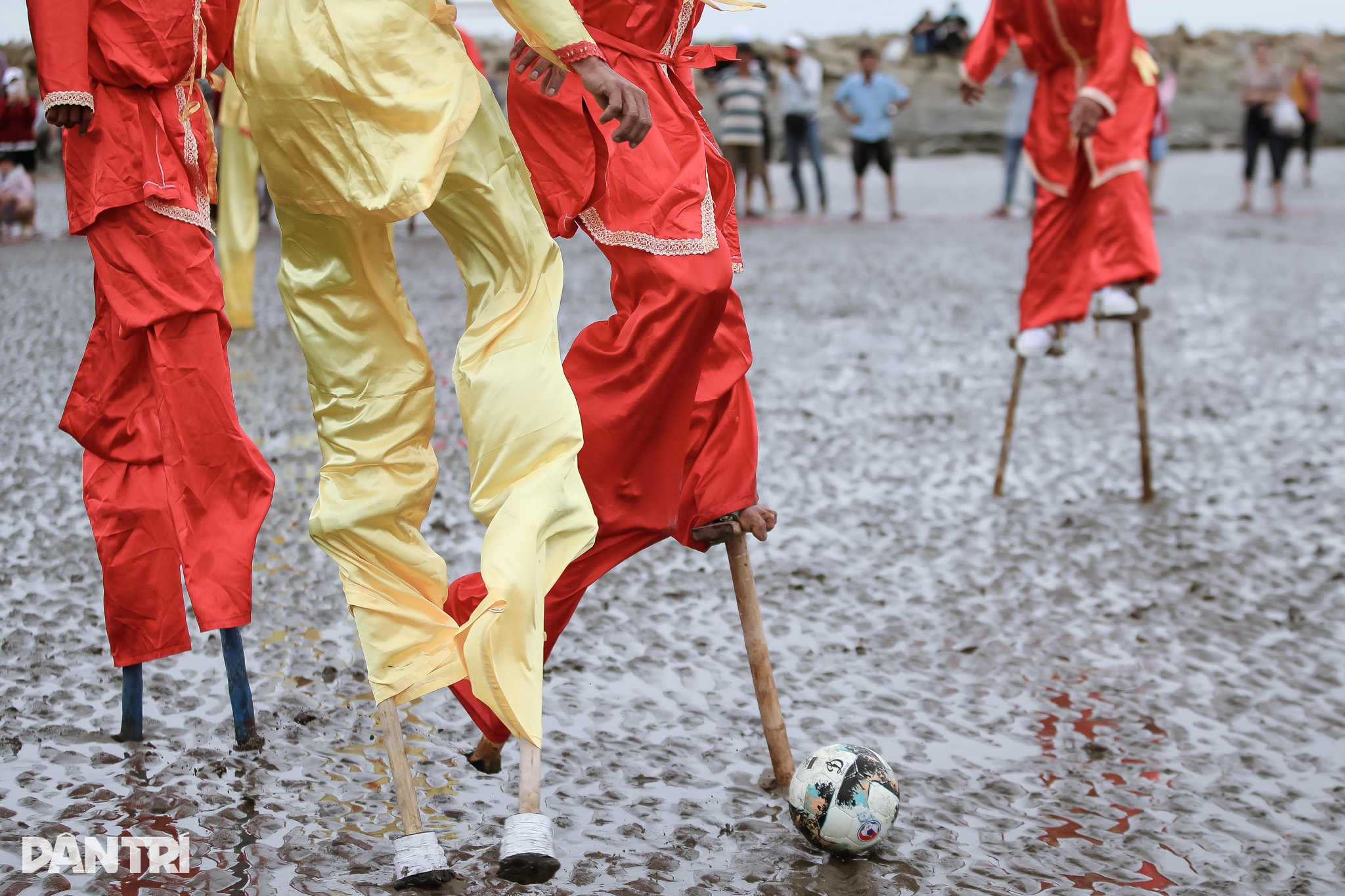 Pescadores correm e jogam futebol sobre pernas de pau no Festival da Baleia - Can Gio - 9 Ngư dân chạy đua, đá bóng bằng cà kheo tại Lễ hội Nghinh Ông - Cần Giờ  - 9
