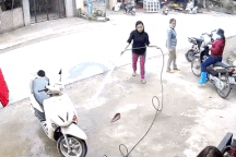 Rửa xe sát đường, người phụ nữ "lạnh sống lưng" vì tình huống ô tô đi ẩu