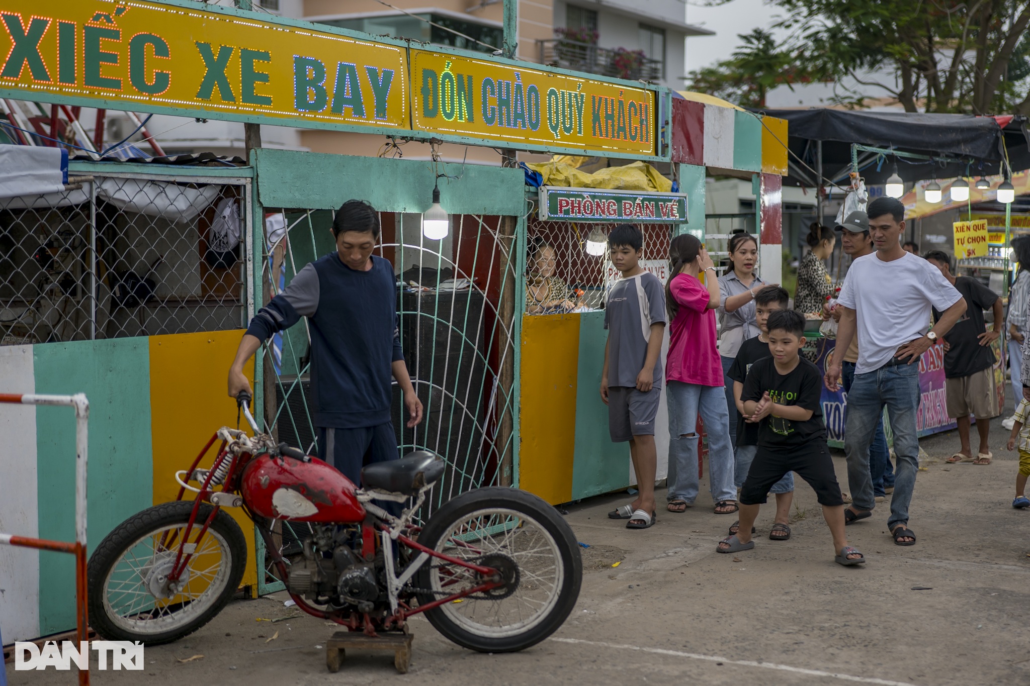 Mô tô bay - màn diễn xiếc với bức tường tử thần cuối cùng ở Việt Nam - 3 Mô tô bay - màn diễn xiếc với bức tường tử thần cuối cùng ở Việt Nam - 3