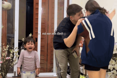 Sự thật không ngờ bé gái òa khóc khi bố tặng quà cho mẹ hút 5 triệu view