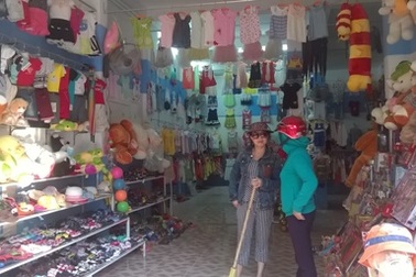 Nhiều chủ hiệu quần áo "tình nguyện" đưa tiền cho khách hàng