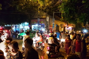 Dân kéo nhau đi canh mức nước, đổ xô mua lương thực tích trữ