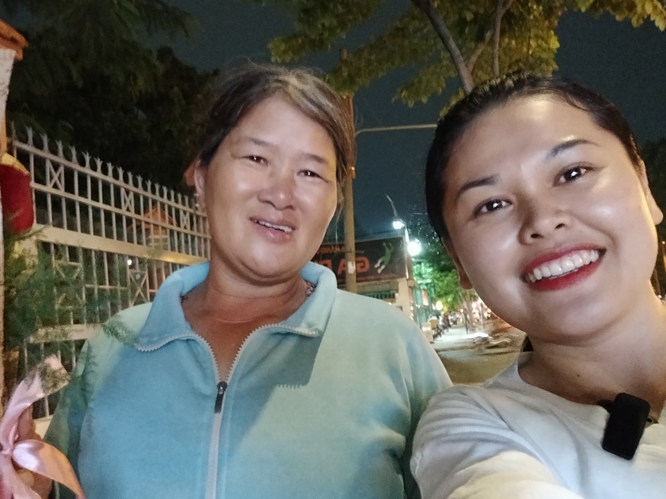 Nụ cười rạng rỡ của những cô lao công khi được tặng hoa ngày 20/10 - 1 Nụ cười rạng rỡ của những cô lao công khi được tặng hoa ngày 20/10 - 1