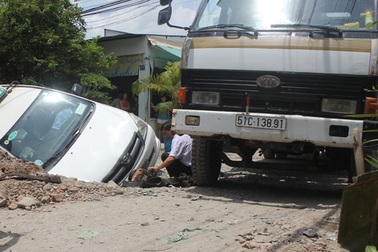 Taxi lọt thỏm hố công trình