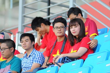 CĐV Việt Nam trốn học tới cổ vũ thầy trò HLV Miura