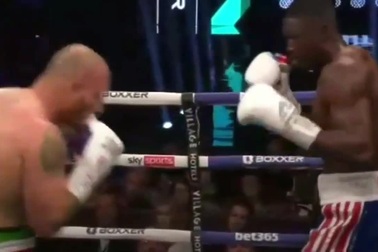 Sơ sểnh một giây, võ sĩ phải nhận cái kết đắng