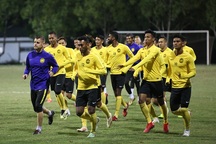 Đội tuyển Malaysia không mặc áo khoác, làm quen với cái lạnh tại Hà Nội