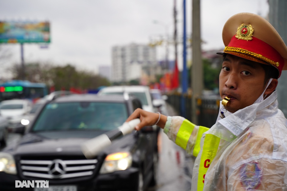 Hàng vạn người đội mưa về quê ăn Tết trong ngày làm việc cuối cùng của năm - 8 Hàng vạn người đội mưa về quê ăn Tết trong ngày làm việc cuối cùng của năm - 8
