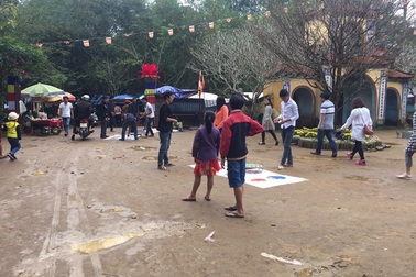 Cờ bạc bịp “vây” cổng chùa ngày đầu năm