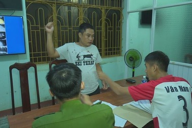 Khởi tố, bắt giam cán bộ huyện nghi đâm chết đồng nghiệp tại quán karaoke