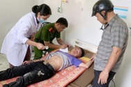 Thiếu niên nhảy cầu rồi bơi vào bờ về nhà, hàng chục người vất vả tìm kiếm