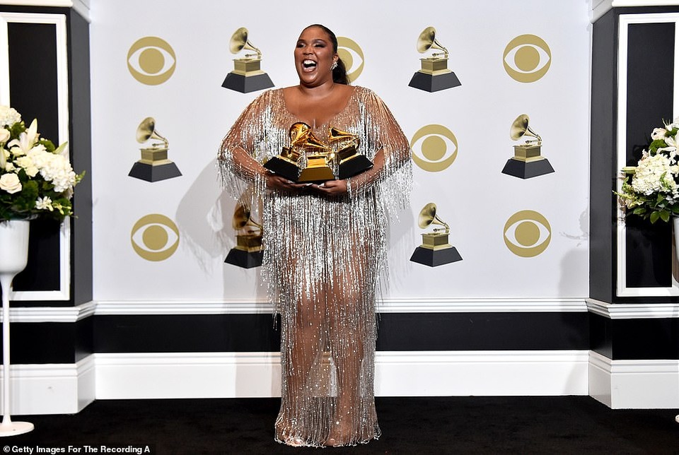 Lizzo khoe dáng ngoại cỡ bên 3 giải Grammy danh giá - 6 Lizzo khoe dáng ngoại cỡ bên 3 giải Grammy danh giá - 6