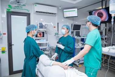 Thái (Hoa hồng trên ngực trái) “chột dạ” đi nội soi dạ dày