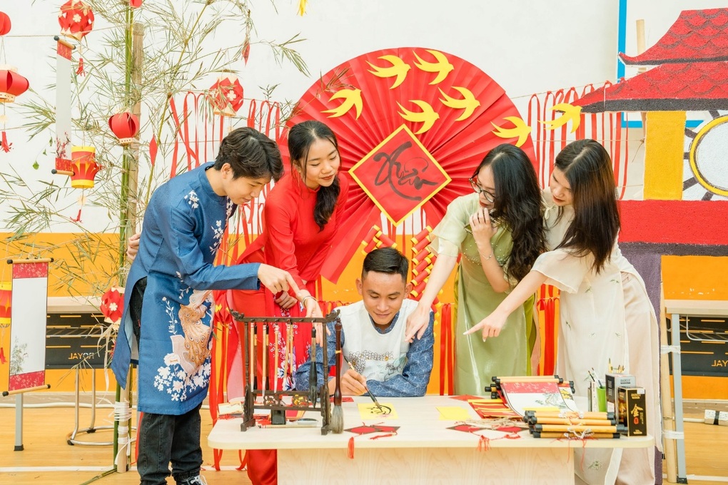 Xúng xính áo dài hội xuân, học sinh trường quốc tế đến gần Tết hơn - 2