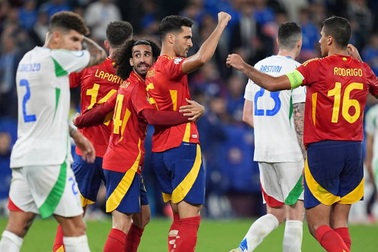 HLV De La Fuente: "Tây Ban Nha chưa thể so sánh với thế hệ vàng năm 2008"