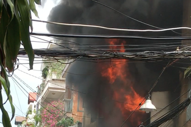 Nhà vắng chủ bốc cháy ngùn ngụt, cả khu phố náo loạn