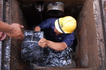 Công nhân ngâm mình dưới cống "nuôi" sếp lương bạc tỉ