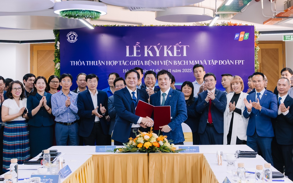 Giám đốc Bệnh viện Bạch Mai kể về cảnh ký một tạ giấy mỗi ngày - 2