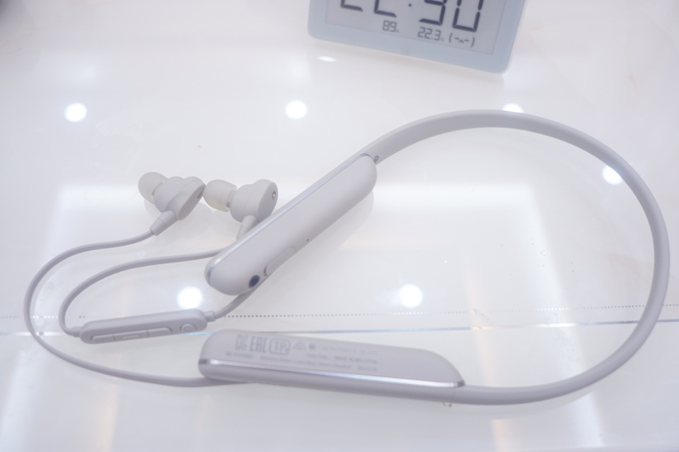 Mở hộp tai nghe chống ồn WI-1000XM2 giá 6,99 triệu vừa ra mắt của Sony - 10 Mở hộp tai nghe chống ồn WI-1000XM2 giá 6,99 triệu vừa ra mắt của Sony - 10