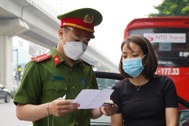 Hà Nội bỏ quy định người đi đường phải mang theo lịch làm việc, lịch trực