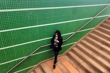 Giới trẻ tìm ra nhiều góc chụp ảnh "sống ảo" khi đi tàu điện mới ở Hà Nội