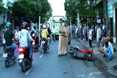 Va chạm với xe buýt, một phụ nữ thiệt mạng