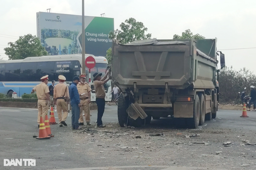 Vợ chồng nghe tin bố hấp hối, vội đón xe khách về quê thì gặp nạn - 6 Vợ chồng nghe tin bố hấp hối, vội đón xe khách về quê thì gặp nạn - 6