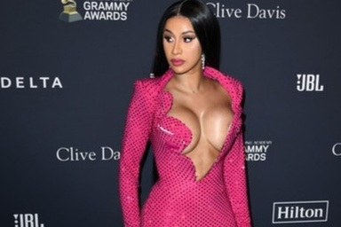 "Choáng" với váy hở bạo của Cardi B