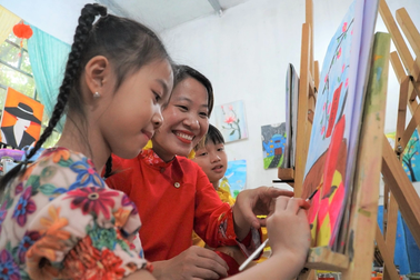 Nghỉ việc ở Hà Nội, cô gái trẻ về quê mở lớp dạy vẽ cho trẻ em