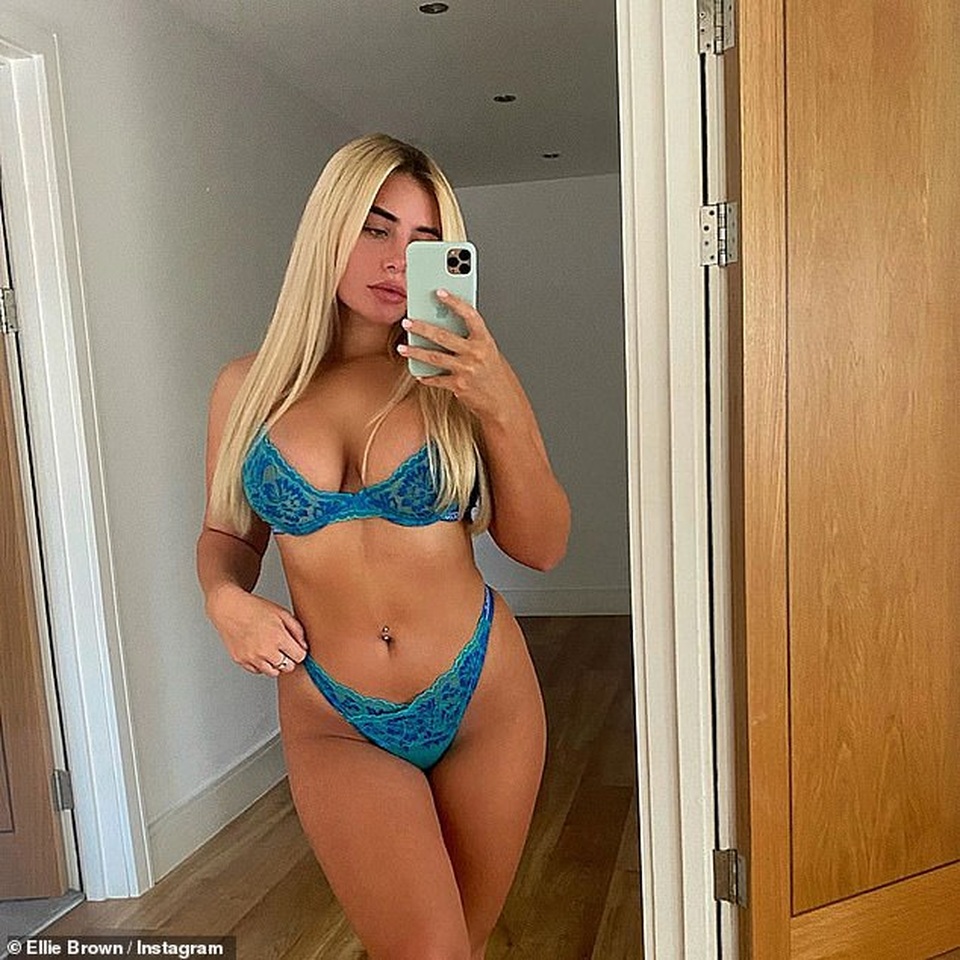 Kim Kardashian quyến rũ sải bước trên biển - 4 Kim Kardashian quyến rũ sải bước trên biển - 4