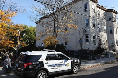 Rơi từ độ cao gần 5m, cậu bé sống sót thần kỳ nhờ thú nhồi bông