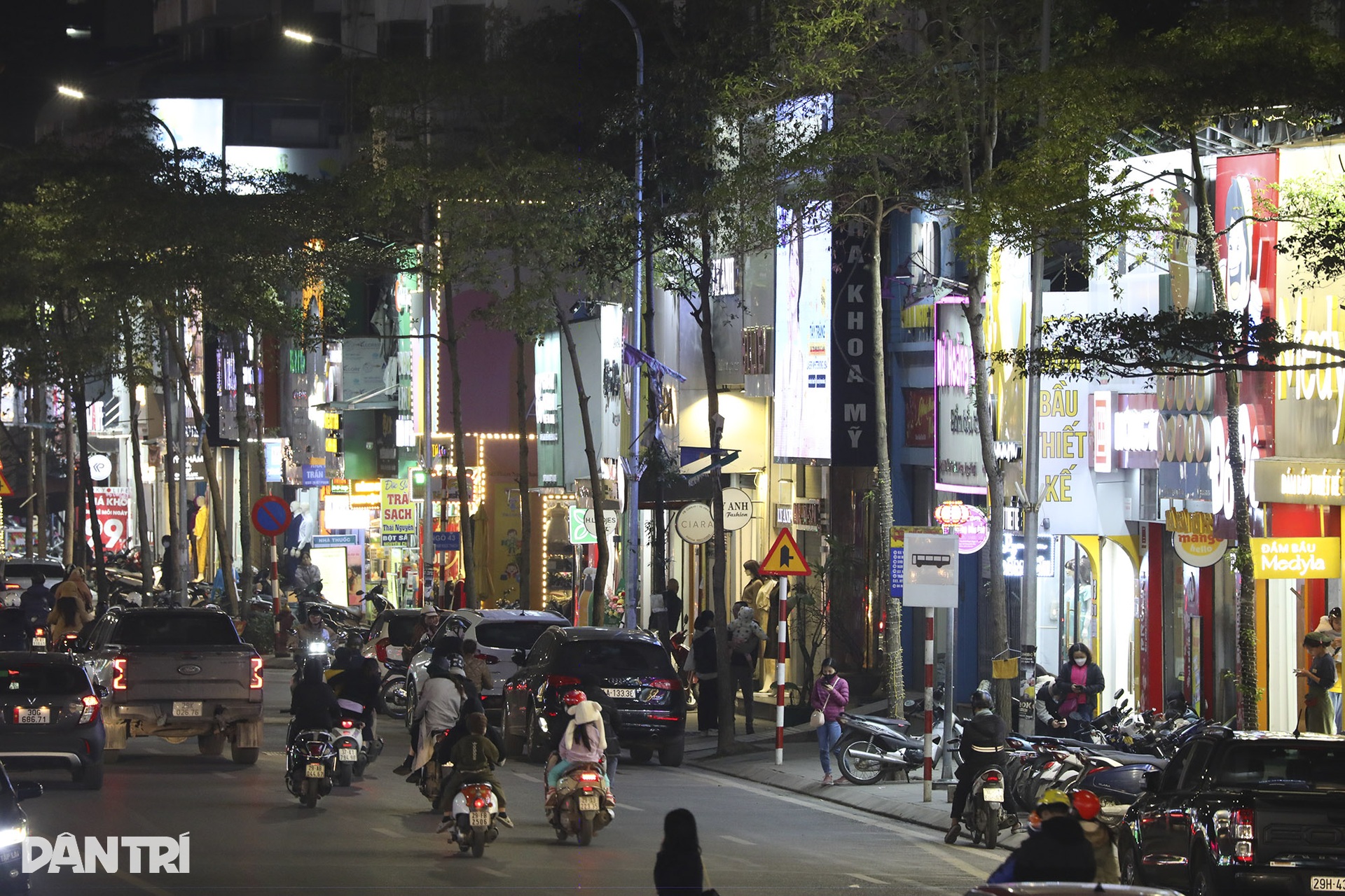 Những phố thời trang đông đúc, sáng đèn nhất Hà Nội - 1 Những phố thời trang đông đúc, sáng đèn nhất Hà Nội - 1