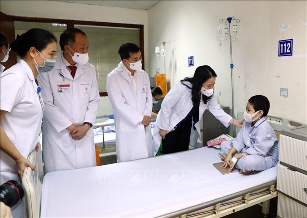 Phó Chủ tịch nước tặng quà trung thu cho bệnh nhi ung thư - 2 Phó Chủ tịch nước tặng quà trung thu cho bệnh nhi ung thư - 2