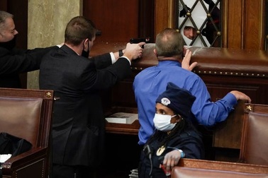 Ông Pence suýt chạm trán người biểu tình bạo loạn ở quốc hội