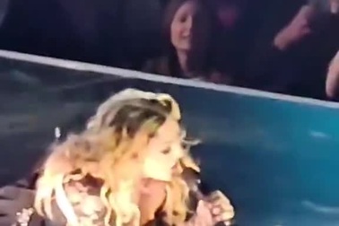 Madonna bị ngã sõng soài trong lúc thực hiện vũ đạo trên sân khấu