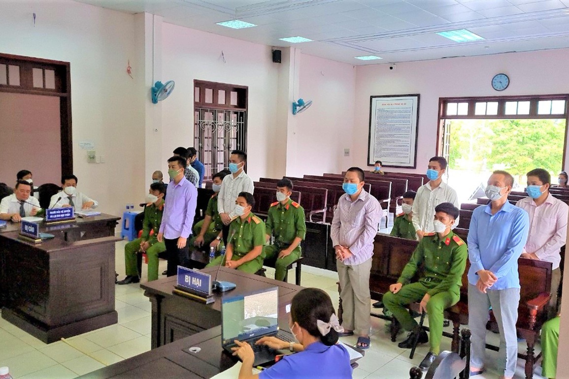 Hơn 800 bị hại trong phiên tòa xét xử cựu giám đốc lừa đảo 160 tỷ đồng - 2 Hơn 800 bị hại trong phiên tòa xét xử cựu giám đốc lừa đảo 160 tỷ đồng - 2