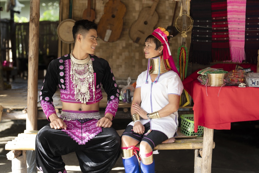 Nam vương Danh Chiếu Linh thăm làng dân tộc cổ dài ở Chiang Mai, Thái Lan - 1 Nam vương Danh Chiếu Linh thăm làng dân tộc cổ dài ở Chiang Mai, Thái Lan - 1