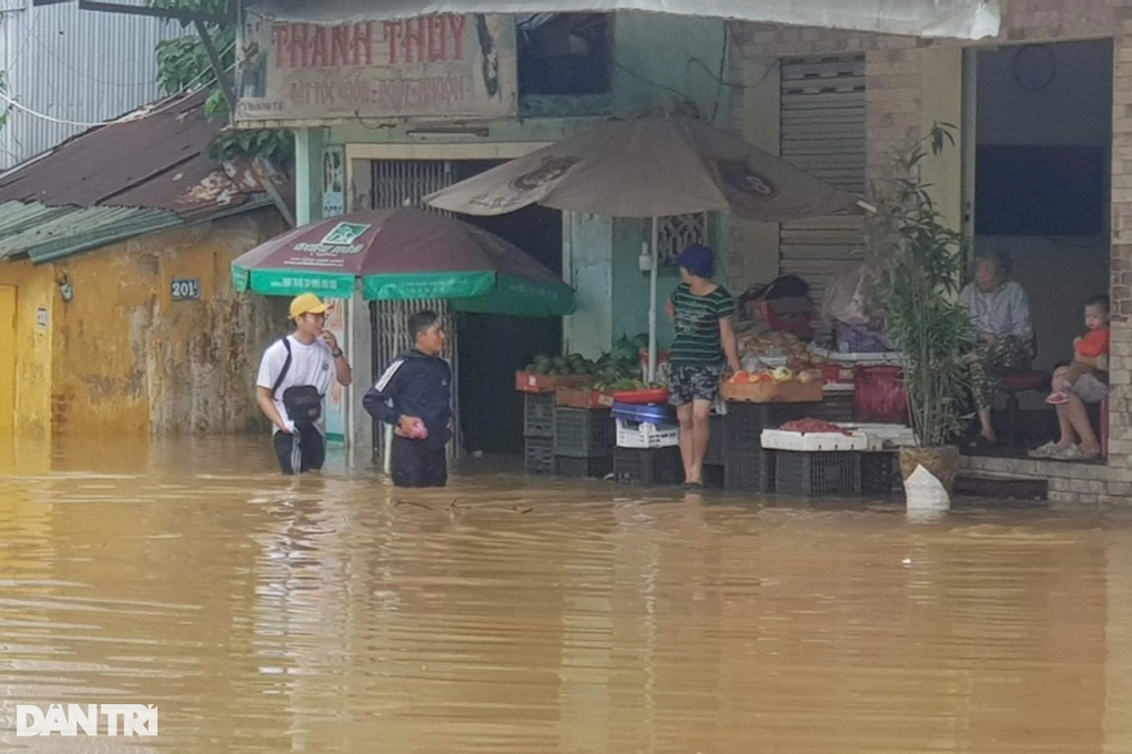 Một người chết do mưa ngập ở Đà Nẵng, 11.000 nhà dân tại Huế chìm trong lũ - 3 Một người chết do mưa ngập ở Đà Nẵng, 11.000 nhà dân tại Huế chìm trong lũ - 3