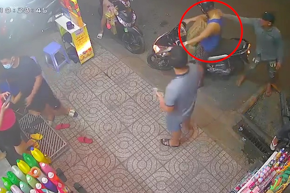 Người đàn ông bị giật dây chuyền khi đang mua sữa cho con - 1 Người đàn ông bị giật dây chuyền khi đang mua sữa cho con - 1
