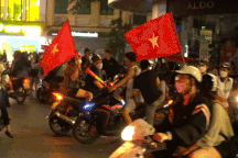 Hàng nghìn người đổ về hồ Gươm đi "bão" ăn mừng U23 Việt Nam vào chung kết