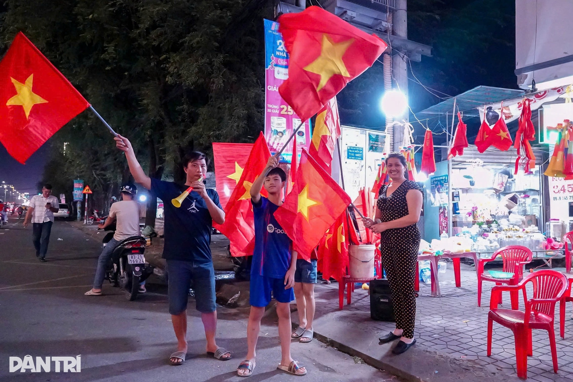 Không khí hàng triệu người hâm mộ cả nước cuồng nhiệt cổ vũ tuyển Việt Nam - 10 Không khí hàng triệu người hâm mộ cả nước cuồng nhiệt cổ vũ tuyển Việt Nam - 10