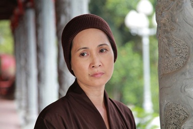 “Mẹ chồng” Lan Hương bỗng nhiên đi tu trong phim mới