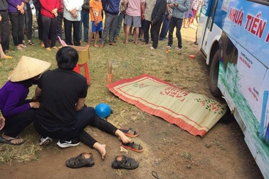 Va chạm với xe buýt, 2 vợ chồng bị xe cán tử vong