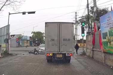 Chạy đua với đèn đỏ, hai thanh niên đi xe máy lao thẳng vào ô tô