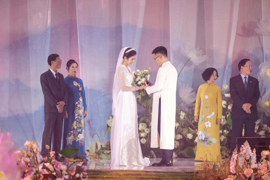 Chú rể Phú Đạt thổi sáo tặng Ngọc Hân trong ngày cưới - 7 Chú rể Phú Đạt thổi sáo tặng Ngọc Hân trong ngày cưới - 7