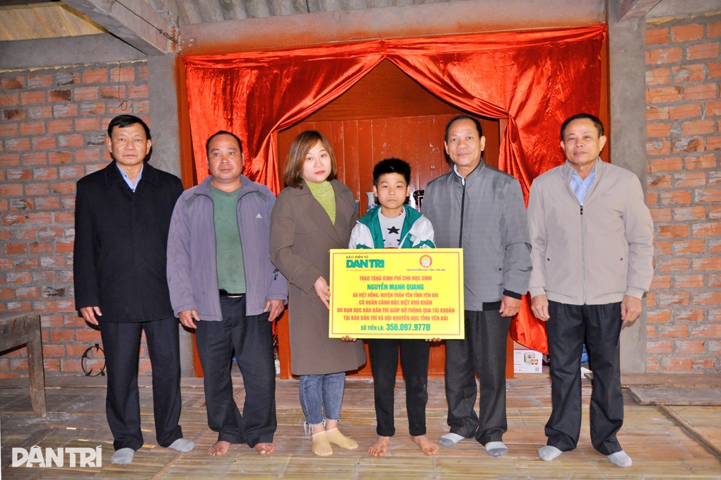 Trao hơn 356 triệu đồng đến cậu bé Mạnh Quang mồ côi bị bệnh thận - 2 Trao hơn 356 triệu đồng đến cậu bé Mạnh Quang mồ côi bị bệnh thận - 2
